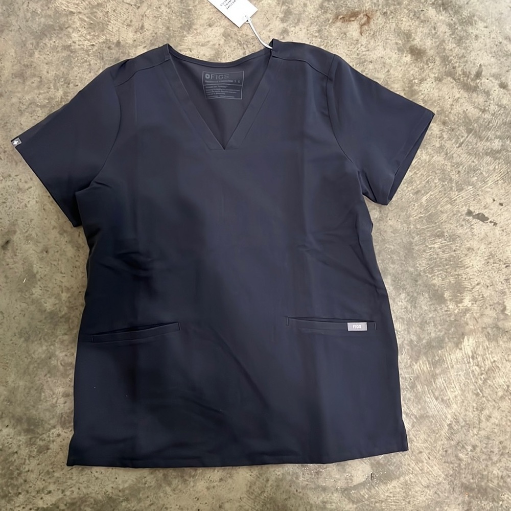 Figs casma 3 pocket top. Charcoal. Sz small